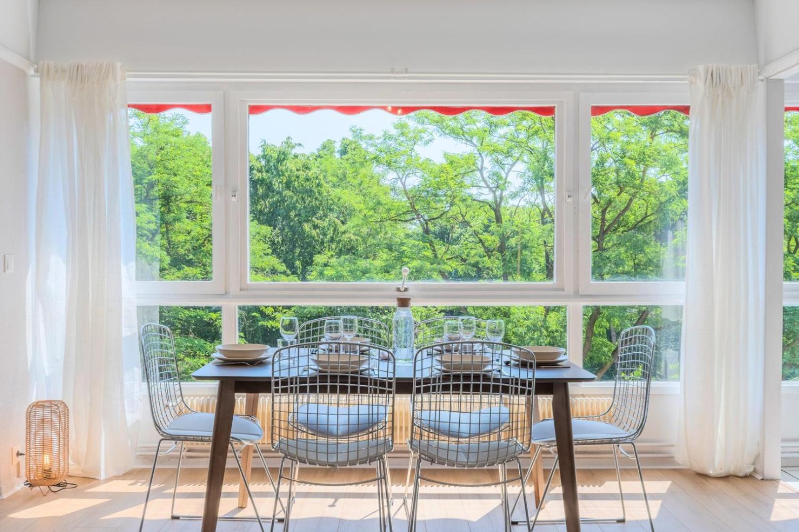 Spacious 3 Bedroom Apartment & Private Parking! 朗贝萨尔 外观 照片